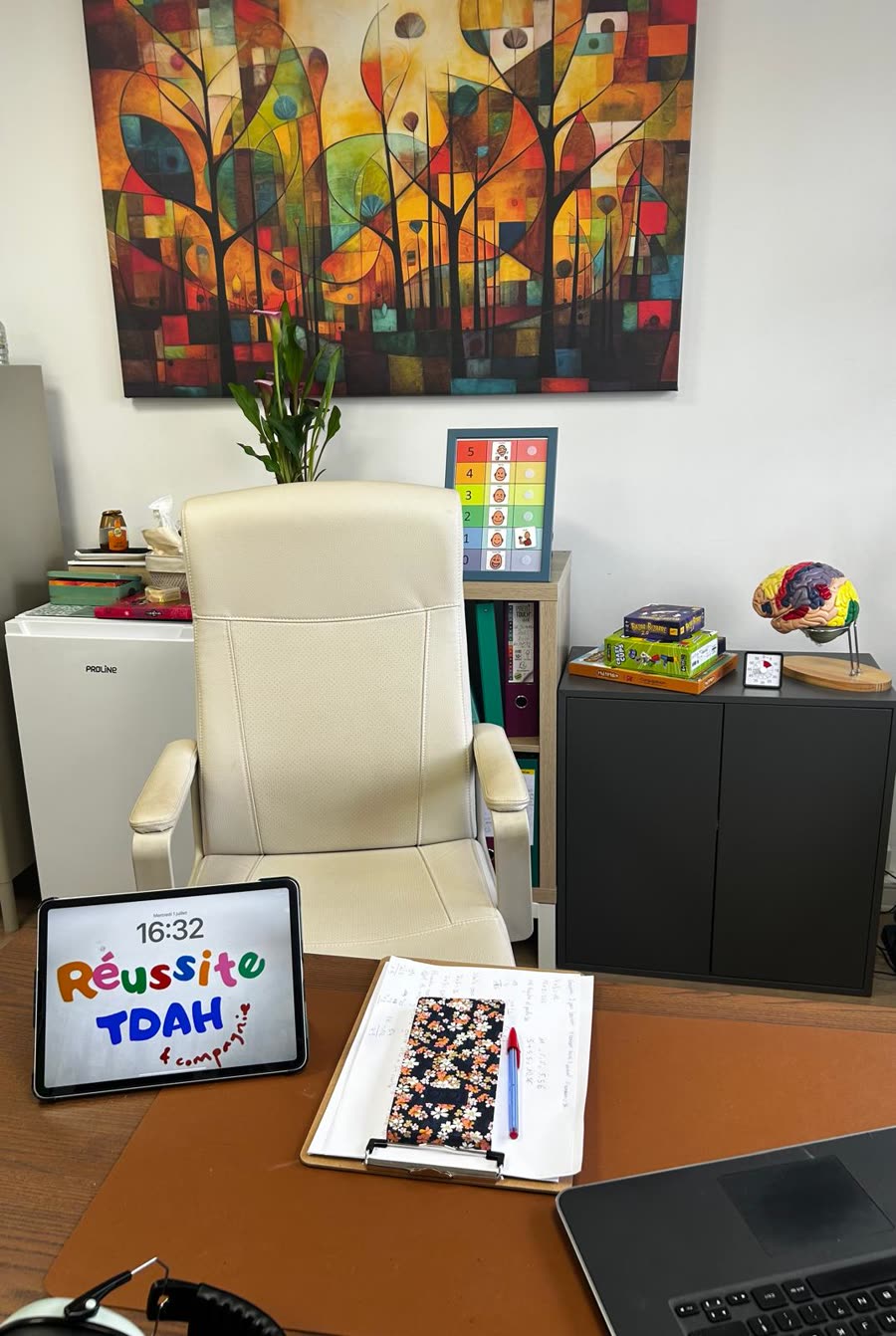 Le bureau du cabinet Réussite TDAH : fauteuil confortable, tableau coloré et coin de travail chaleureux